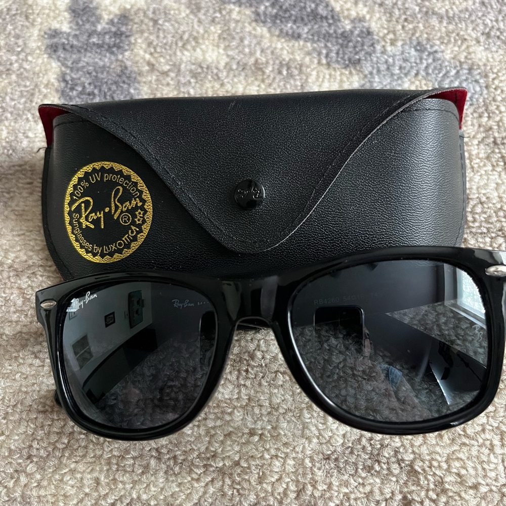Ray-Ban Classic Black Sunglasses with Case Wayfarer